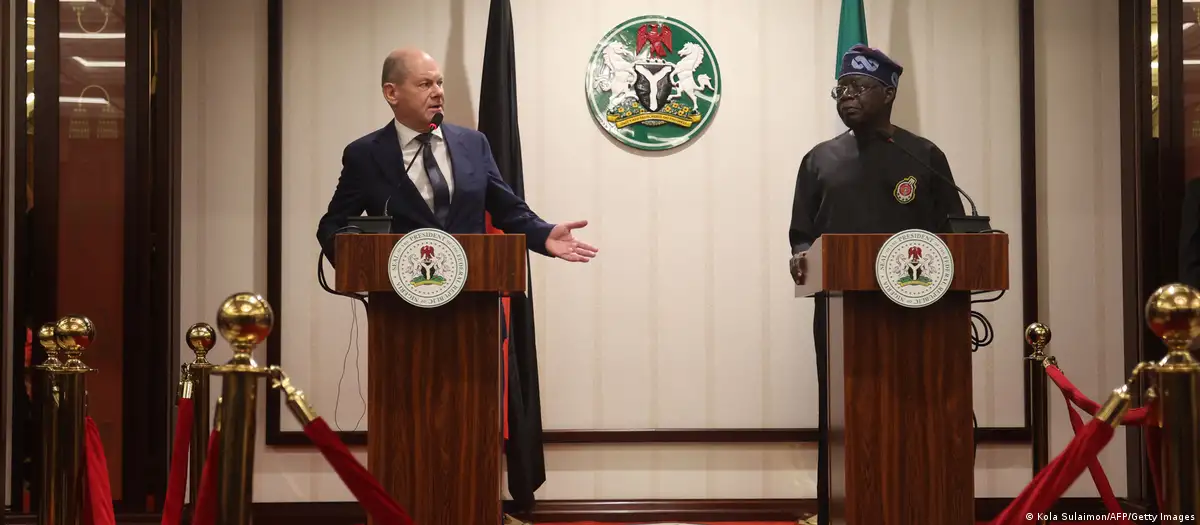 Bundeskanzler Olaf Scholz mit dem afrikanischen Präsidenten Bola Ahmed Tinubu in Abuja