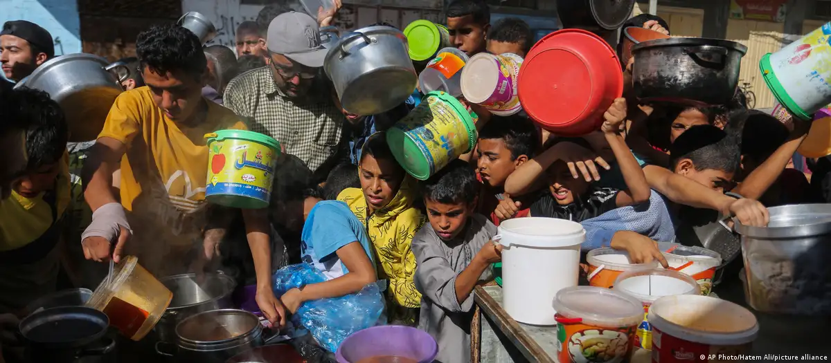Kinder drängeln sich um eine Essensausgabe bei Rafah im südlichen Gazastreifen.