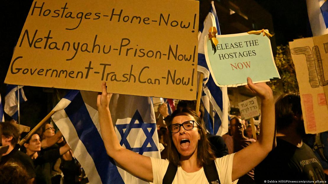 Israeli protesters hold up banners and placards during a night-time demonstration in front of Benjamin Netanyahu's official residence in JerusalemProtestierende vor der Residenz von Premier Netanjahu in Jerusalem 