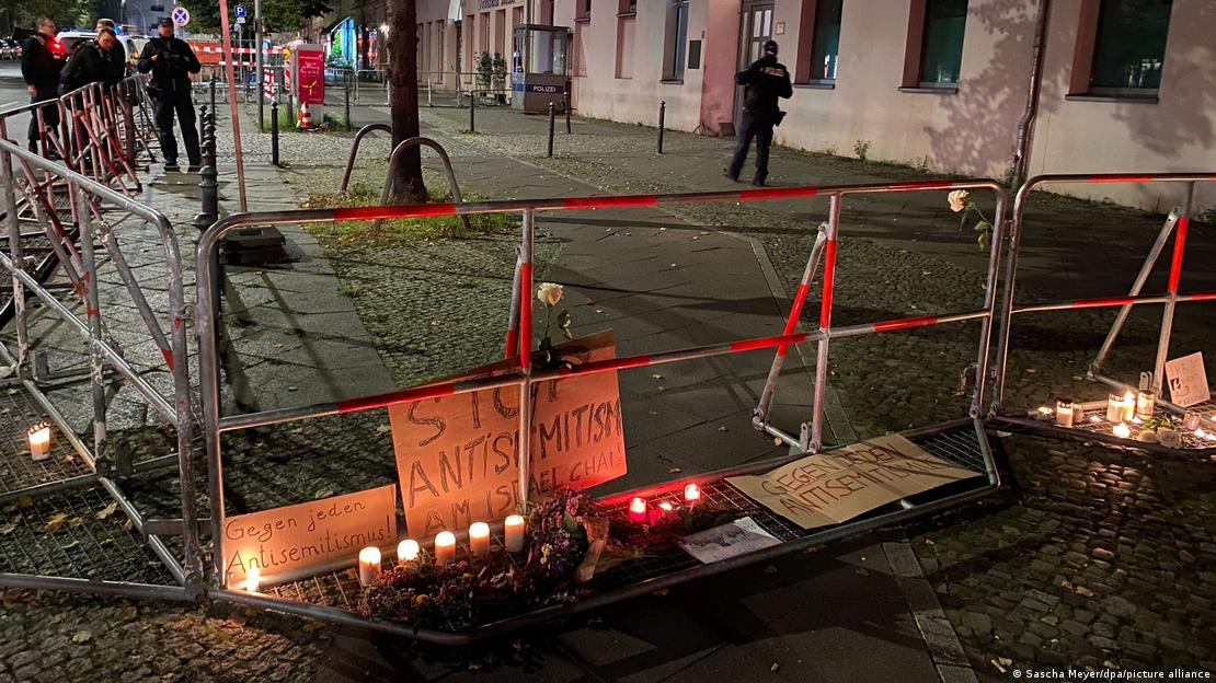 Candles and signs of solidarity in a Berlin street following an attempted arson attack on a Berlin synagogue