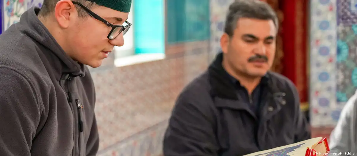 Ein in der Ausbildung befindlicher Imam liest aus dem Koran.