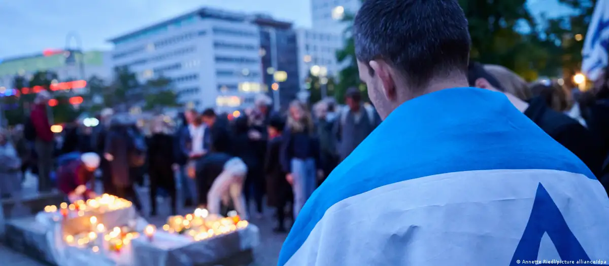 أشخاص في برلين يُحيُون ذكرى ضحايا هجوم حماس الدامي في إسرائيل. Menschen in Berlin gedenken der Opfer des Terroranschlags in Israel (صورة من: Annette Riedl/picture alliance/dpa)