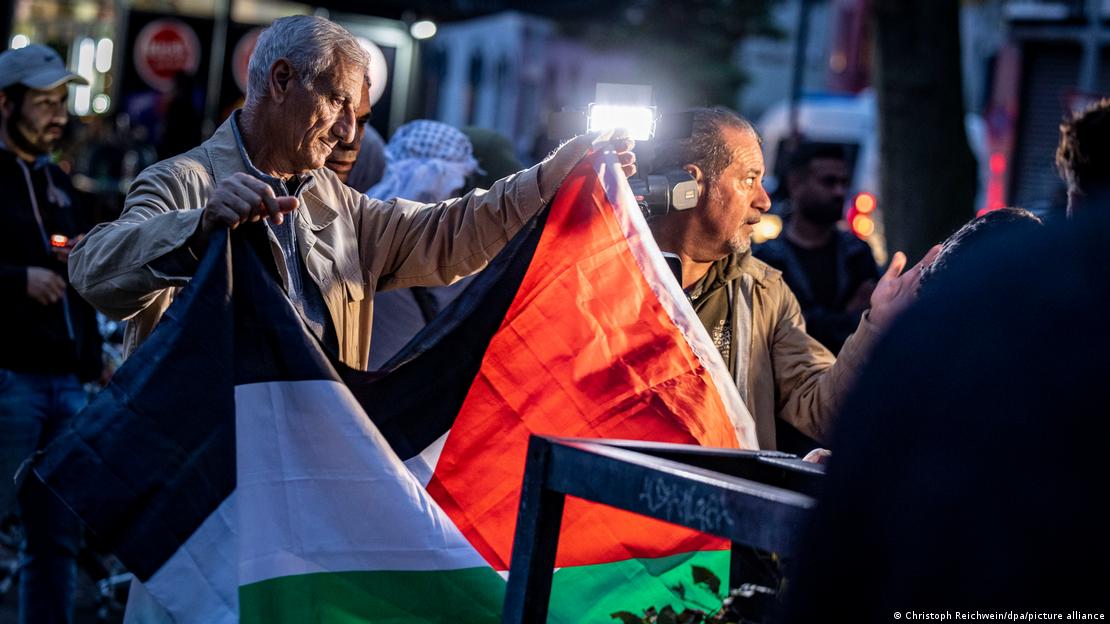 Erlaubt: palästinensische Fahne auf einer Kundgebung in Duisburg