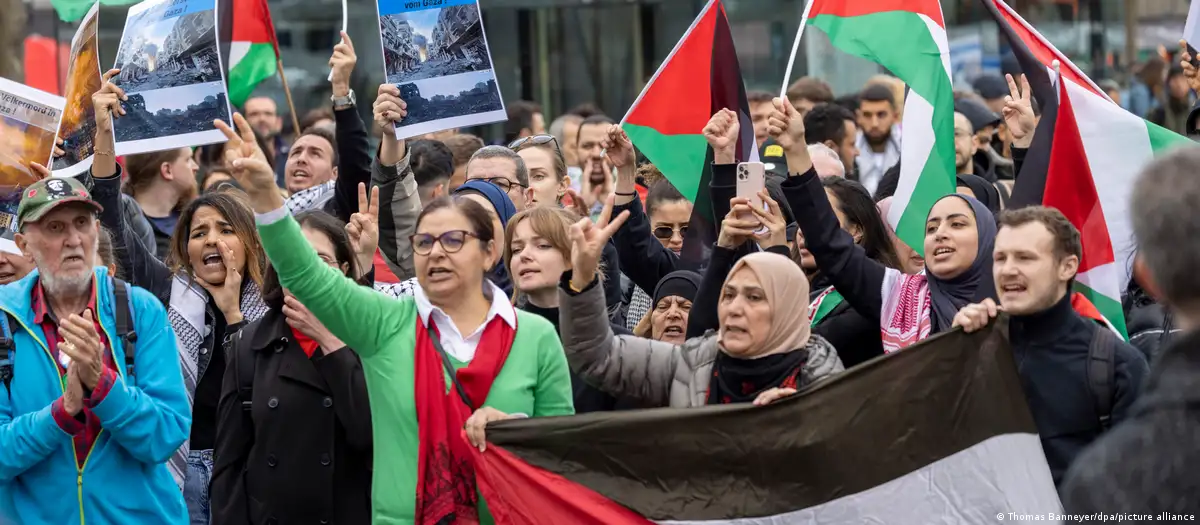 Teilnehmer einer pro-palästinensischen-Demonstration in Köln Ende Oktober