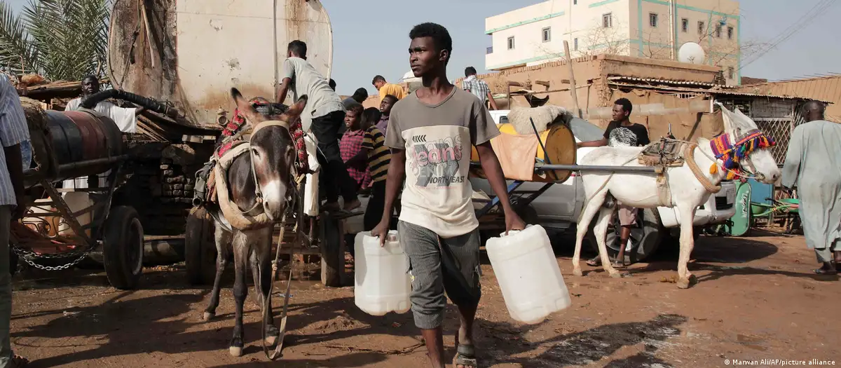 Während einer kurzen Kriegspause Ende Mai: Menschen im Sudan versorgen sich mit Wasser.