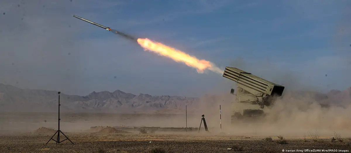 Eine iranische Rakete wird bei einer Übung abgeschossen. 