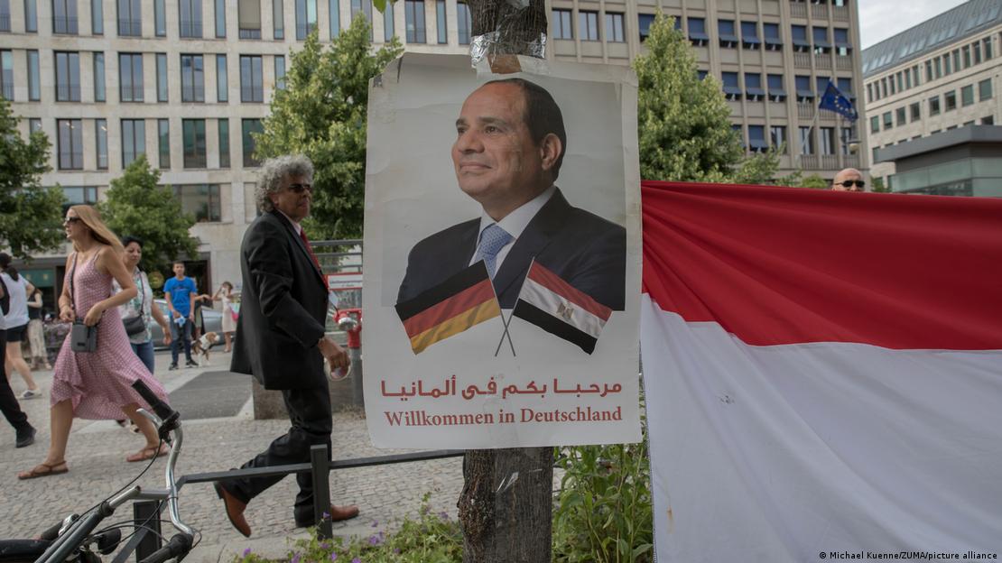  صورة  السيسي رئيس مصر. Willkommensschild für Al Sisi in Deutschland, Berlin 2022 Foto: Michael Kuenne/ZUMA/picture alliance