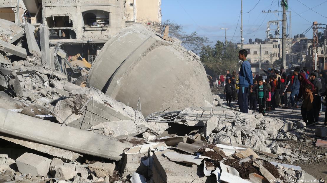 Laut einem US-amerikanischen Medienbericht sollen etwa 70 Prozent der Häuser und Wohnungen im Gazastreifen zerstört sein.