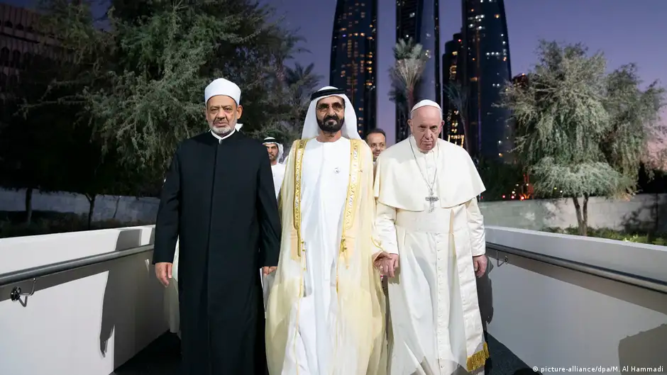 Papst Franziskus mit Großscheich Ahmed al-Tayyeb und Scheichc Mohammad bi Rashid al Maktum Emir von Dubai