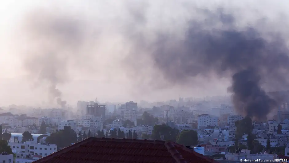 Rauch über Dschenin nach israelischen Luftschlägen