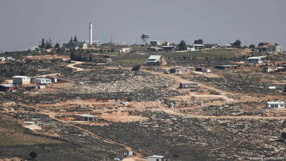 Small houses and huts in the Israeli settlement of Givat Arnon can be seen on a hillside