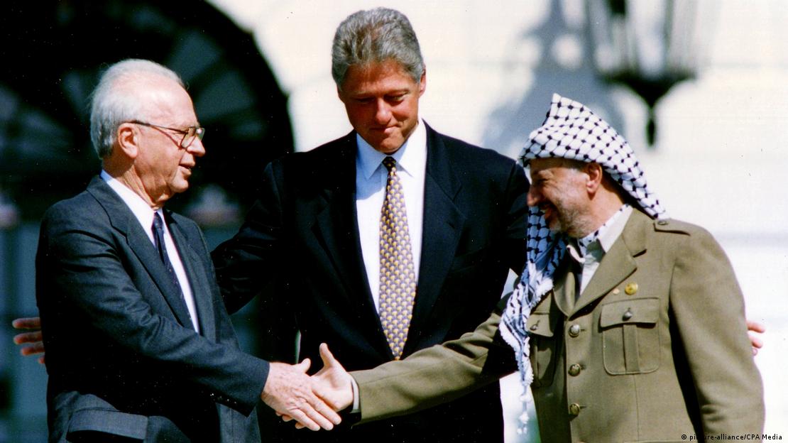 Historischer Handschlag zwischen Jitzhak Rabin (li.) und Jassir Arafat (re.), doch Frieden herrscht bis heute nicht.