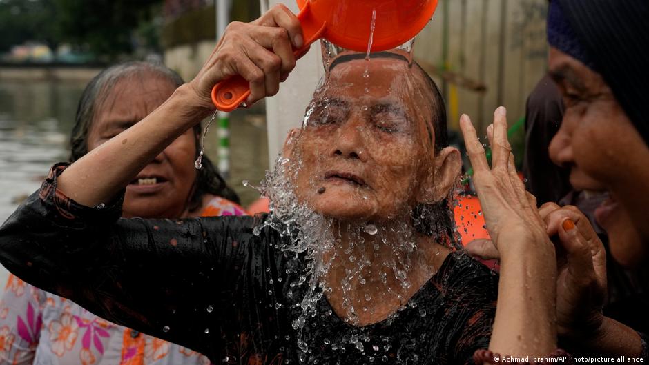 Eine Gruppe indonesischer Frauen in Tangerang folgt der lokalen Tradition, sich vor dem Ramadan im Cisadane Fluss zu waschen