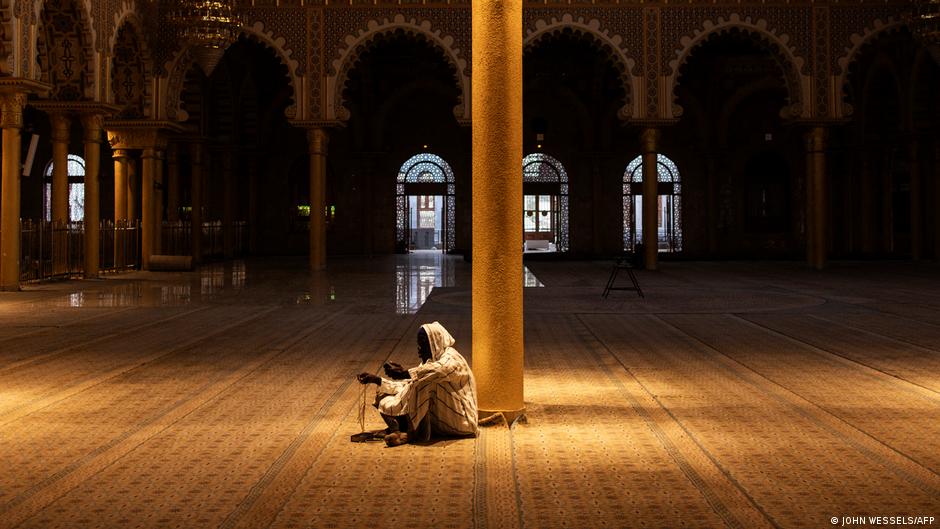 Ein gläubiger Senegalese sitzt am Vorabend des Ramadan in der Stille, einer nahezu menschenleeren Moschee