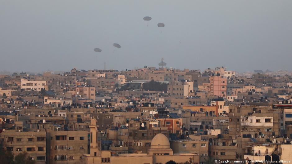 Humanitarian aid is dropped by the USA from the air over Gaza City