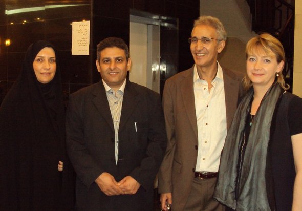 Hella Mewis (rechts) mit Kollegen aus Marokko, Palästina und Iran beim Theaterfestival in Bagdad; Foto: Birgit Svensson