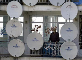 Ein afghanischer Mann zwischen einer Vielzahl an TV-Satelliten in Kabul (Foto: AP Photo/CP)
