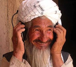 Afghanischer Bauer mit Kopfhörer (Foto: Afghan Eyes)