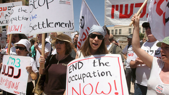 Israelische Aktivisten der Friedensbewegung Peace Now demonstrieren gegen den Siedlungsbau in der Westbank; Foto: dpa
