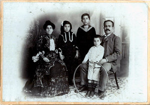 Jurji Zaidan and his family circa 1908 (photo: Zaidanfoundation.org)