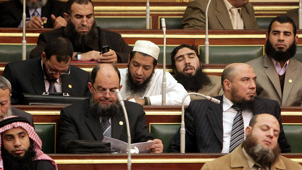 Abgeordnete der salafistischen Al-Nour-Partei während einer Parlamentssitzung in Kairo am 23. januar 2012; Foto: AFP/Getty Images