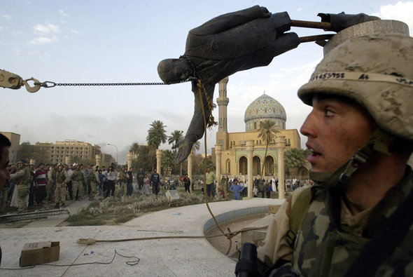 Sturz der Saddam-Statue im Zentrum Bagdads; Foto: AP