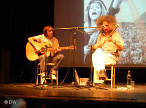 Mohsen Namjoo in concert with Babak Akhondi (photo: DW)