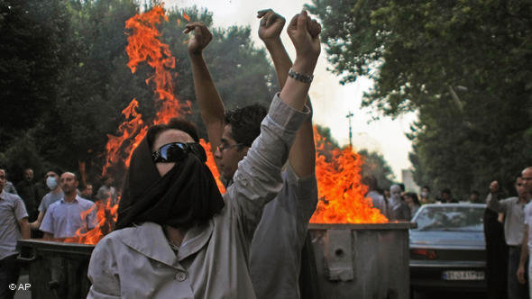 Proteste im Sommer 2009 gegen die mutmaßliche Wahlfälschung Ahmadinedschads; Foto: AP