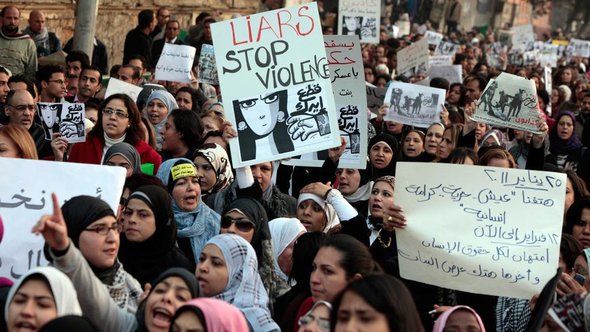 Frauendemonstration in Kairom gegen Polizeigewalt; Foto: dapd