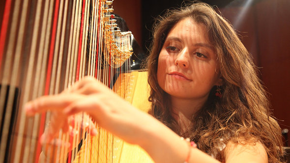 Harfespielerin Emel Celik; Foto: Onur Sezer