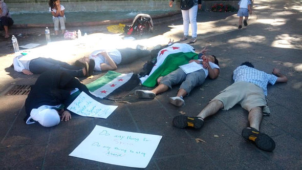 محتجون سوريون في باريس الصورة خاص