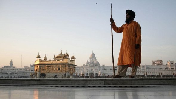 Ein Sikh steht vor dem goldenen Tempel Amritsar; Foto: AP 