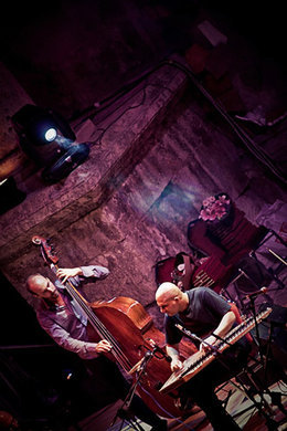 Das Trio bei einem gemeinsamen Konzert mit dem französischen Musiker Guillaume Robert; Foto: PR