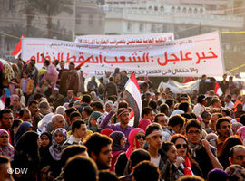 Demonstranten auf dem Tahrir-Platz in Kairo am tag nach dem Sturz Mubaraks; Foto. DW