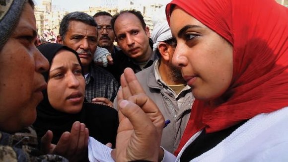 Die Journalistin Heba Afify im Gespräch mit ägyptischen Bürgern; Filmszene aus Words of Witness von Mai Iskander