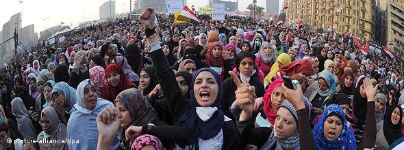 Frauen demonstrieren am tahrir-Platz in Kairo; Foto: dpa