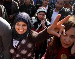 Frauen demonstrieren gegen Mubarak auf dem Tahrir-Platz in Kairo; Foto: AP/dapd