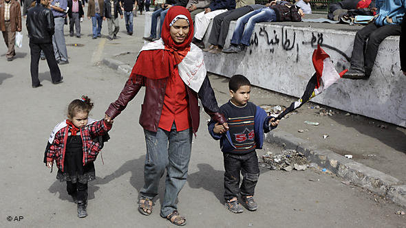 Ägypterin mit ihren Kindern während der Proteste auf dem Tahrir-Platz in Kairo; Foto: AP