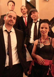 Die marokkanische Fusion-Sängerin Oum El Ghaith Benessahraoui mit ihrer Band; Foto: &amp;copy lofmusic 