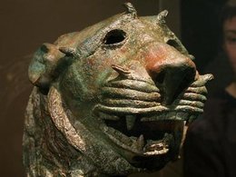 Ausstellungsexponat Löwenkopf (ca. 2. Jahrhundert n. Chr.) aus Najran; Foto: dpa