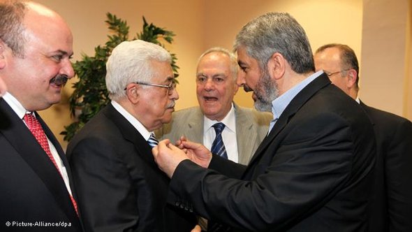 Palestinian president Mahmoud Abbas, centre left, speaking with Hamas leader Khaled Meshaal,  centre right (photo: picture alliance/dpa)