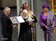 Tawakkol Karman (2nd from left) receiving her diploma and medal from Nobel Committee Chairman Thorbjoern Jagland (photo: dapd)
