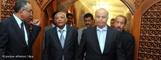 Yemeni Vice President Abdo Rabbo Mansour Hadi (3rd from right) and Yemeni Prime Minister Mohammed Basindwa (2nd from left) (photo: picture alliance/dpa)