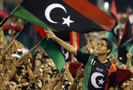Aufständische in Tripolis feiern das Ende des Ghadhafi-Regimes; Foto: AP