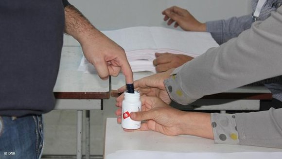 Wähler bei der Stimmabgabe in Tunis; Foto: DW
