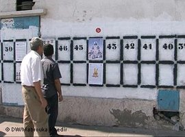Wahllisten in Tunis; Foto: DW
