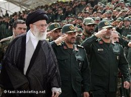Ali Khamenei gemeinsam mit Offizieren der iranischen Armee im Jahr 2009; Foto: farsi.iranbriefing.net/DW 