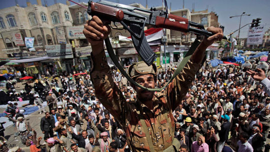 Soldaten in Sanaa demonstrieren gemeinsam mit Zivilisten gegen Präsident saleh; Foto: dpa