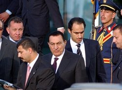 Ägyptens ehemaliger Präsident Hosni Mubarak und sein Sohn Gamal; Foto: AP