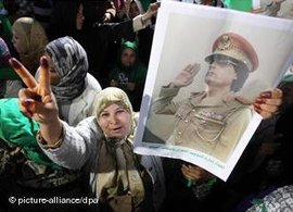 Anhänger Muammar al-Gaddafis; Foto: dpa